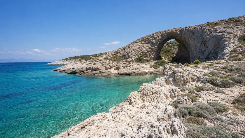 Delikli Koy Çeşme Rehberi: Nerede, Nasıl Gidilir ve Deniz Notları