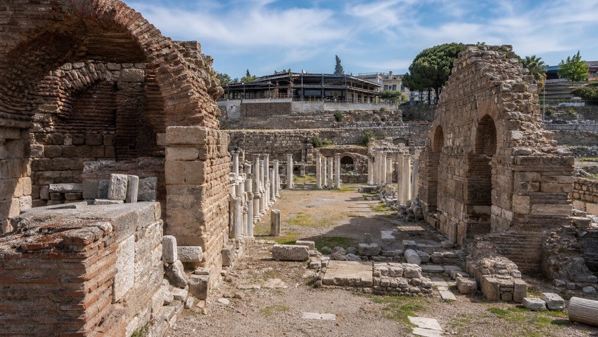 İzmir Agorası içinde sütunlar ve taş kalıntılar
