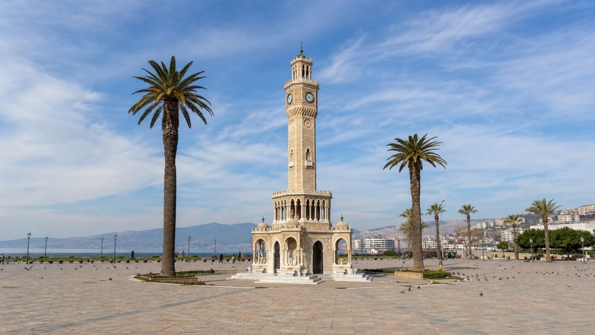 Konak Meydanı çevresinde İzmir Saat Kulesi atmosferi