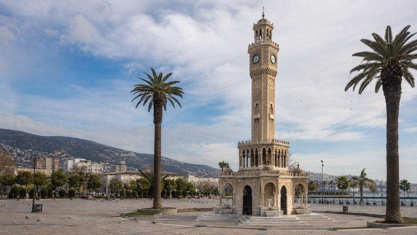 İzmir Saat Kulesi Rehberi: Konak Meydanı, Ulaşım ve Fotoğraf Notları