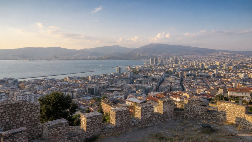 Kadifekale'den İzmir Körfezi ve şehir manzarası