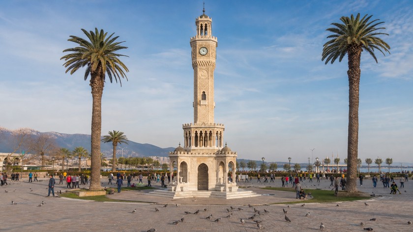 Konak Meydanı ve Saat Kulesi