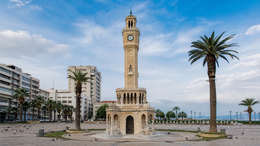 İzmir Saat Kulesi ve Konak Meydanı