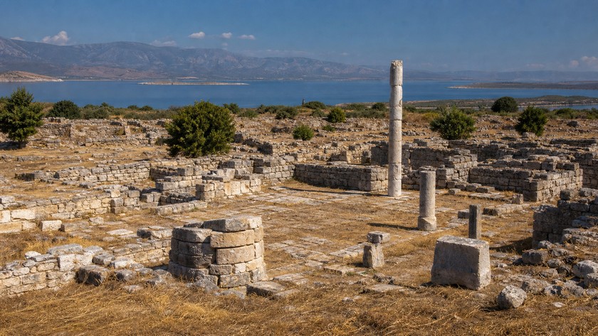 Teos Antik Kenti'nde taş kalıntılar ve açık alan