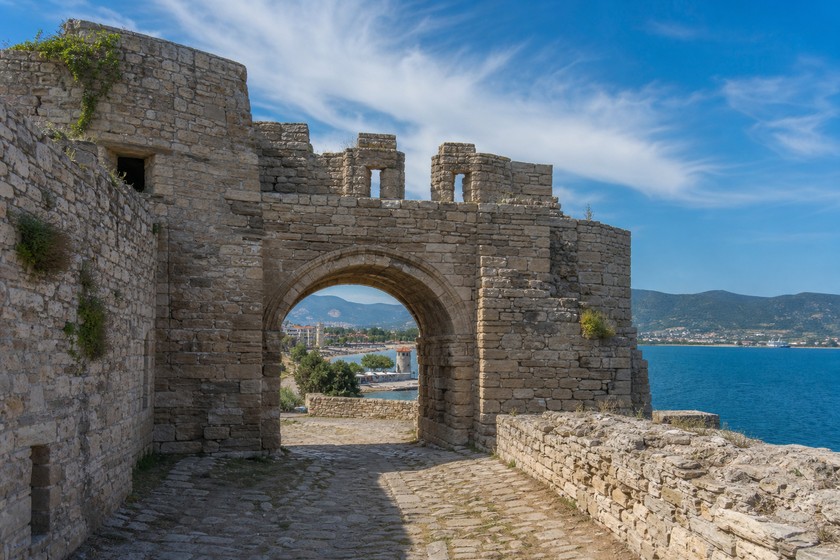 Beşkapılar Kalesi Rehberi: Foça'da Surlar ve Eski Foça Rotası