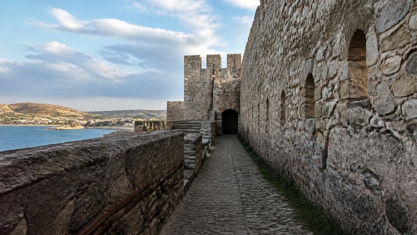Çeşme Kalesi surları