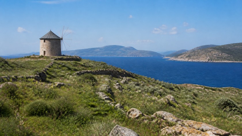 Foça Yel Değirmenleri manzarası