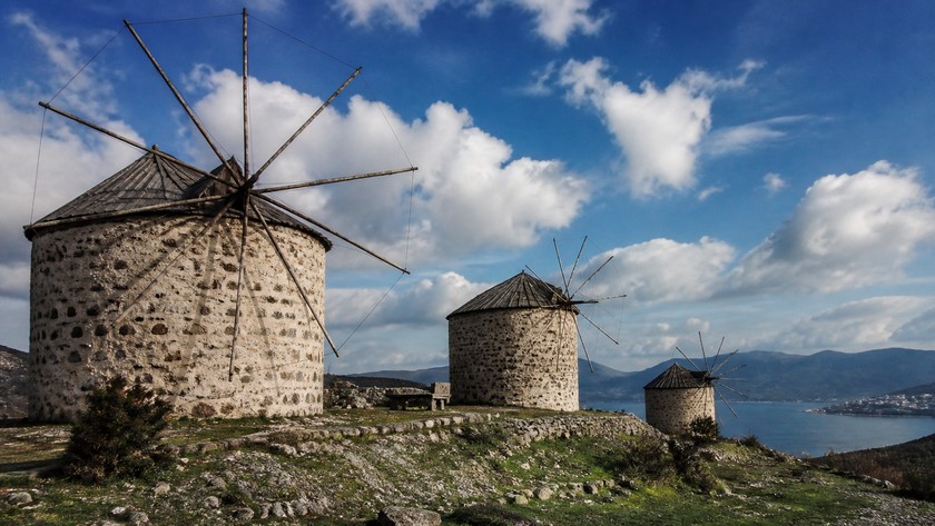 Foça Yel Değirmenleri Rehberi: Tarih, Manzara ve Kısa Rota Notları
