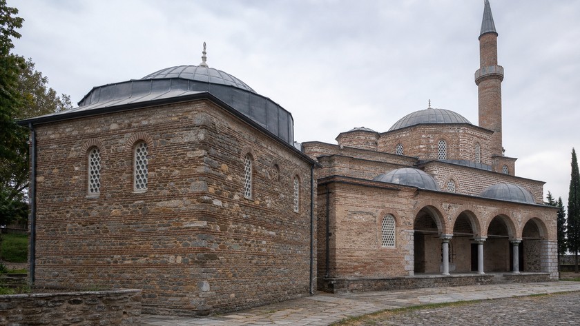 Hacı Sinan Camii ve Medresesi Rehberi: Bayındır'da Osmanlı Külliyesi