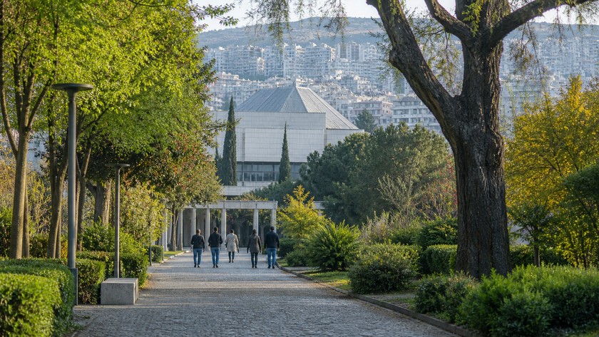 İzmir Tarih ve Sanat Müzesi Rehberi: Kültürpark'ta Eserler ve Ziyaret Notları