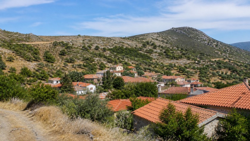 Kozbeyli Köyü Rehberi: Foça'da Taş Doku, Köy Kahvaltısı ve Kısa Rota