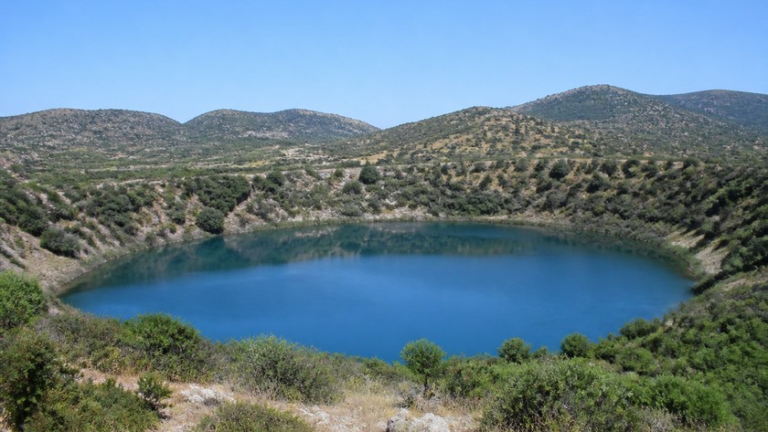 Merdivenli Krater Gölü Rehberi: Dikili'de Köy, Doğa ve Sakin Rota