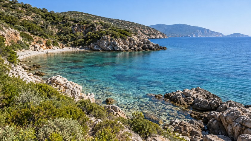 Ayıbalığı Koyu Rehberi: Karaburun'da Kıyı, Sakinlik ve Doğa Rotası
