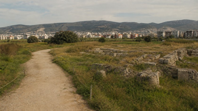 Yeşilova Höyüğü Rehberi: Bornova'da Tarih Öncesi Yerleşim ve Ziyaret Notları