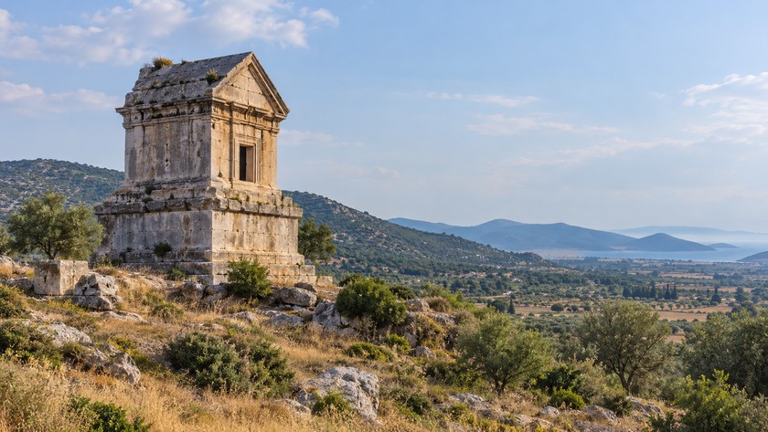 Belevi Mezar Anıtı Rehberi: Selçuk'ta Yatık Kale ve Tarih Notları